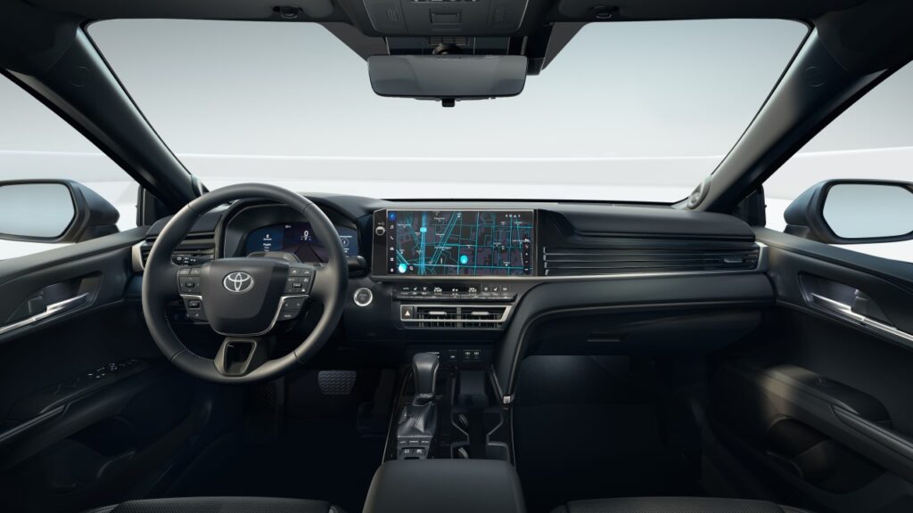 Toyota Camry 2024 wnętrze.